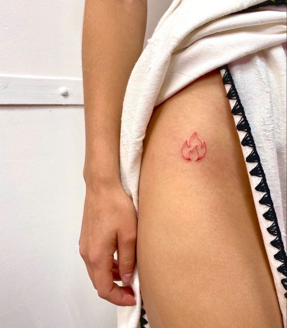mẫu hình xăm ngọn lửa trên đùi nhỏ xinh