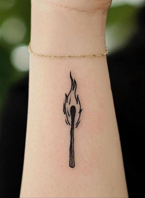 tattoo mẫu đuốc lửa mini ở cổ tay nữ