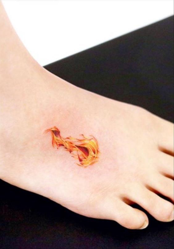 tattoo ngọn lửa mini trên mu bàn chân nữ