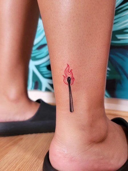 mẫu hình xăm đuốc lửa mini trên cổ chân