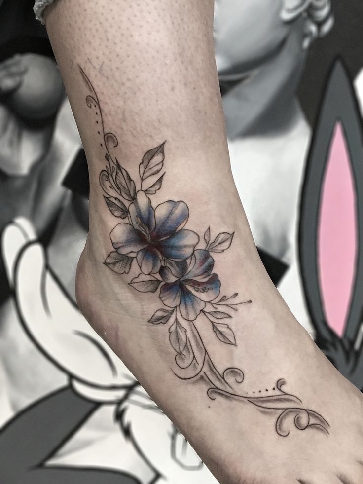 Một phong cách xăm độc đáo với họa tiết hoa và lá phong cách tattoo độc đáo mẫu hoa lá