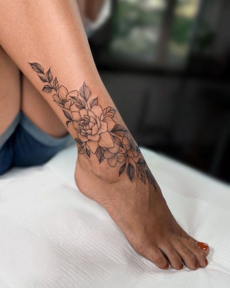 Hình xăm hoa lá chi tiết dành cho nữ tattoo hoa lá cực tỉ mỉ cho nữ