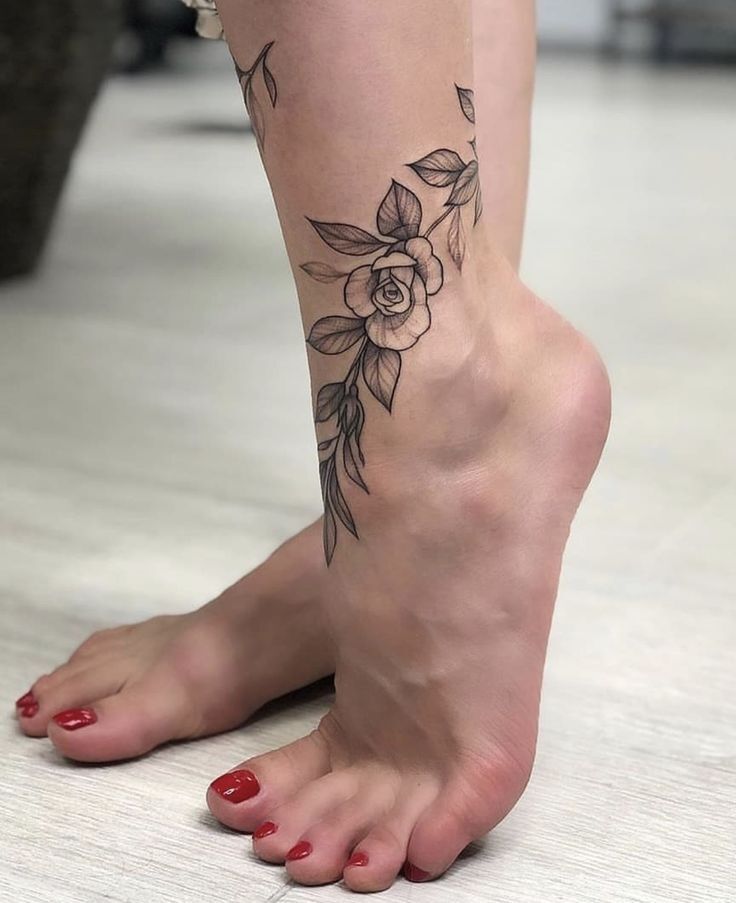 Kiểu xăm vòng hoa quấn quanh mắt cá chân kiểu tattoo vòng hoa quấn quanh cổ chân