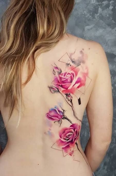 độc đáo với hình ảnh hoa hồng sau lưng khách hàng nữ độc lạ với hình ảnh hoa hồng trên lưng khách nữ