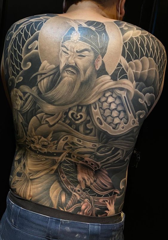 Hình xăm Quan Vũ đơn sắc sau lưng cực độc đáo cho khách hàng hình xăm quan vũ đơn sắc kín lưng cực chất cho khách