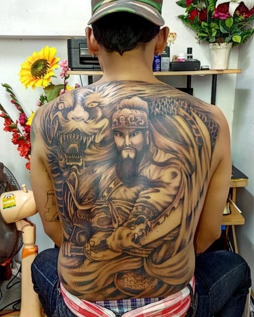 Hình xăm kín lưng của Quan Vũ và rồng vô cùng hung dữ hình xăm quan vũ và rồng kín lưng cực chiến