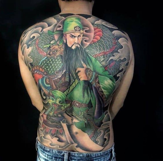 Khách hàng có hình xăm quan, rồng kín toàn bộ lưng anh khách xăm hình quan vũ và rồng kín lưng