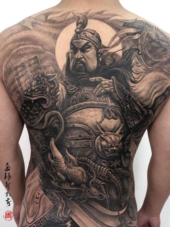 Một khách hàng có hình xăm đơn sắc Quan Vũ trên lưng khách xăm hình quan vũ kín lưng đơn sắc