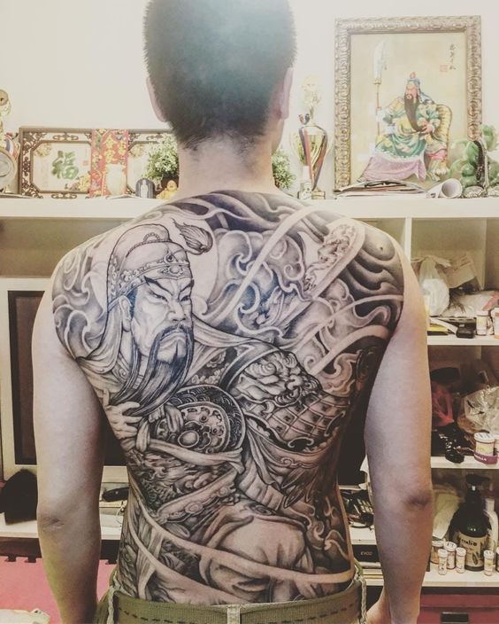 Hình xăm đơn sắc ở lưng Quan Vũ hình xăm quan vũ đơn sắc kín lưng