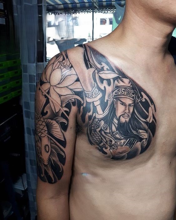 Khách hàng xăm hình Quan Vân Trường đơn sắc lên ngực anh khách xăm hình quan vân trường đơn sắc ở ngực