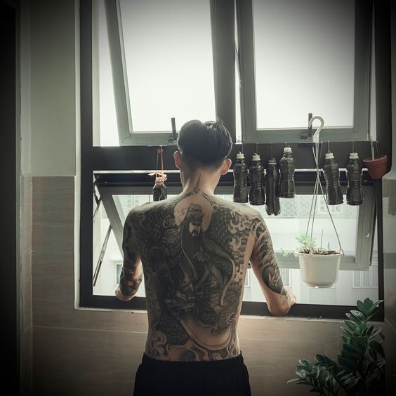 Hình xăm lưng đơn sắc của khách hàng của Quan Vũ hình xăm quan vũ kín lưng đơn sắc của anh khách
