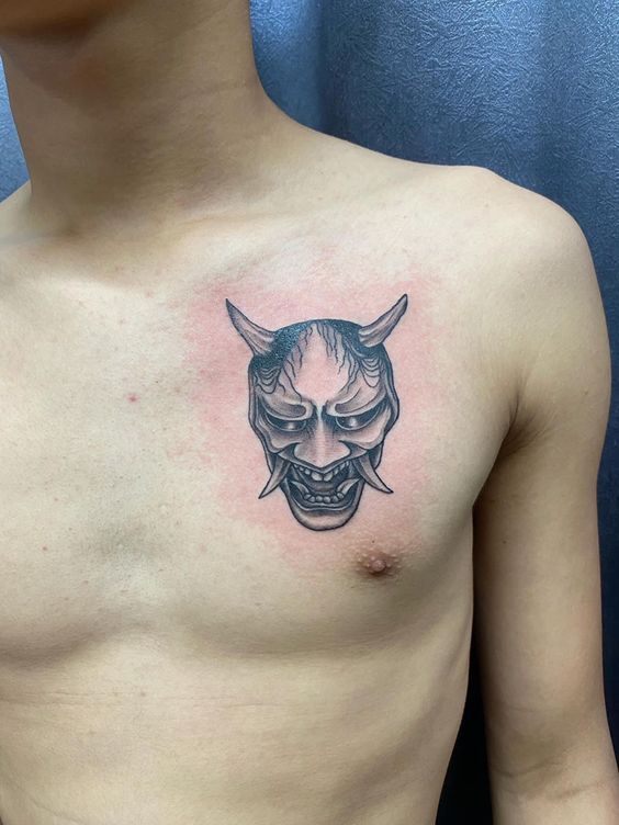 tattoo mini quỷ dạ xoa nhỏ xinh ở ngực