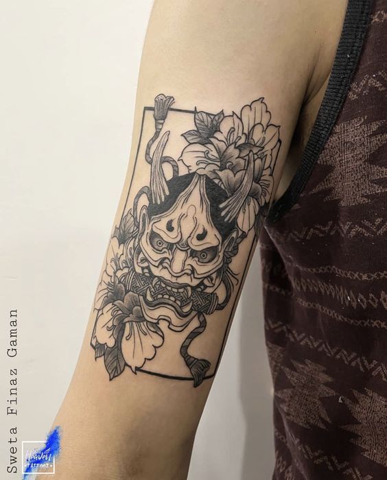 tattoo mini quỷ dạ xoa và hoa