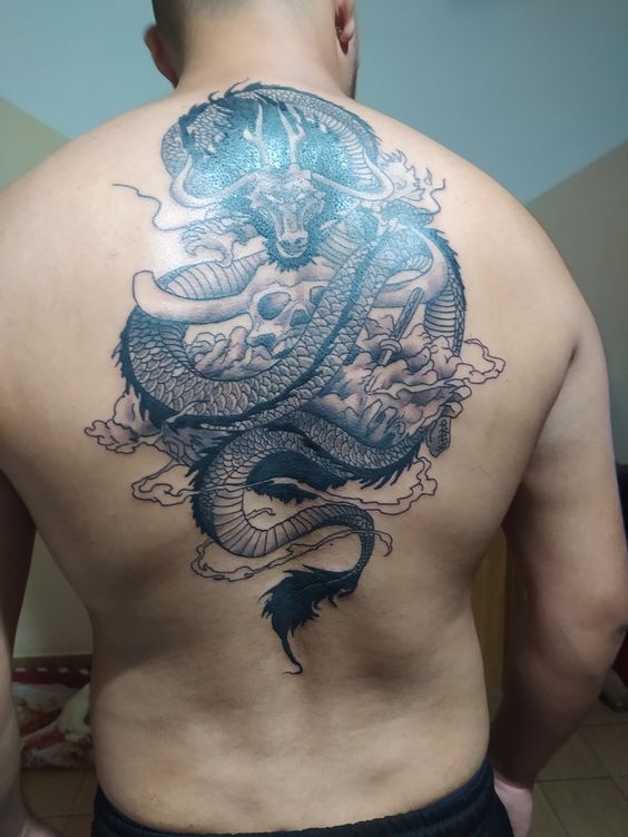 hình xăm kaido đơn sắc ở lưng anh khách