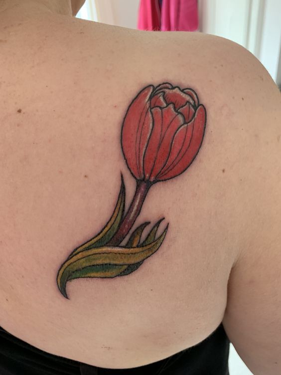 nổi bật với hình xăm tulip trên bả vai