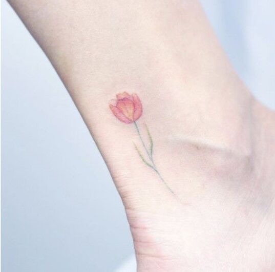 sự phóng khoáng và tươi sáng khi xăm tulip ở cổ chân