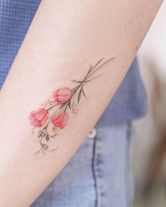 xăm hoa tulip ở cánh tay gợi sự nữ tính