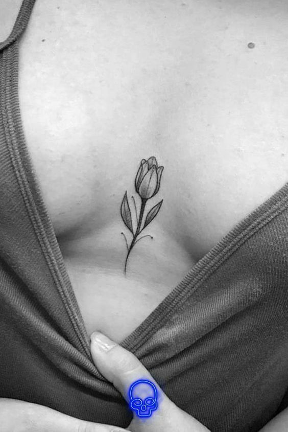hình xăm hoa tulip giữa ngực