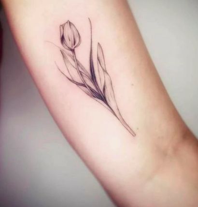 hình xăm hoa tulip làm tôn lên nét đẹp tinh tế của bạn