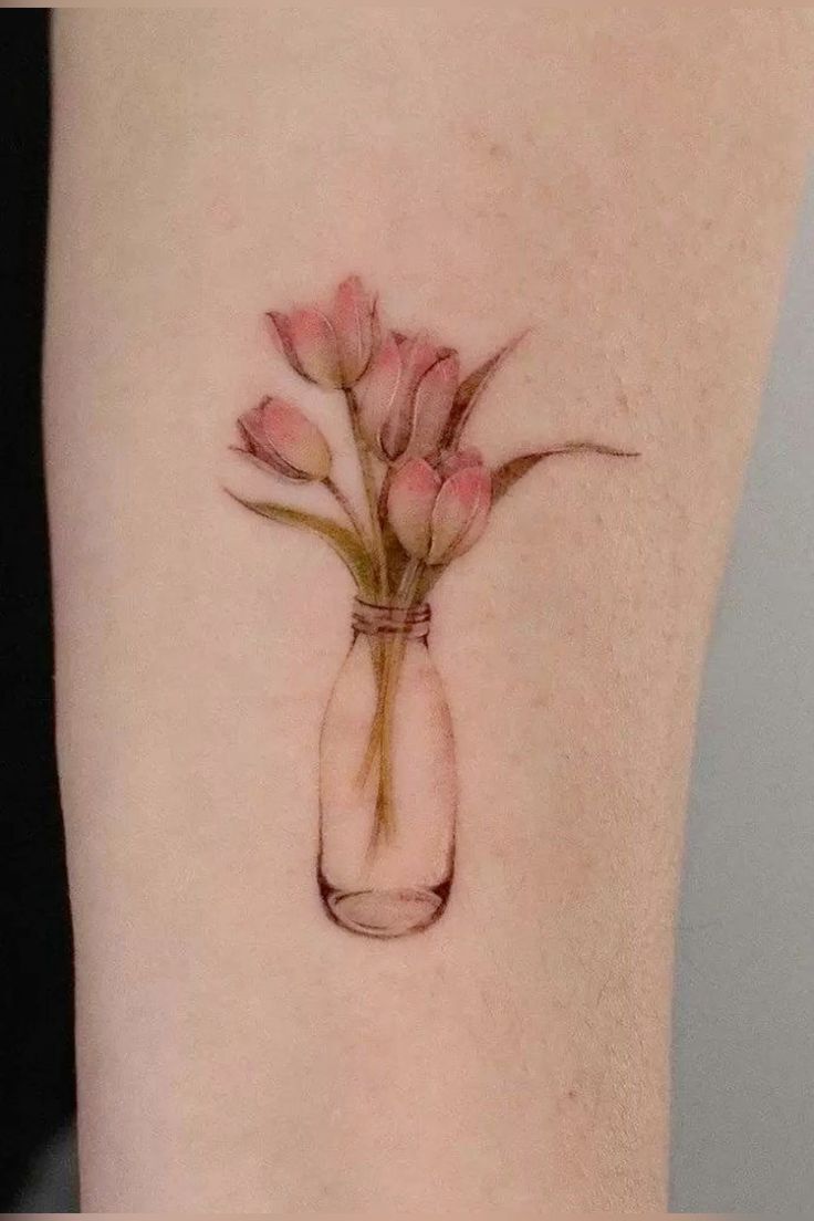 độc lạ với hình xăm bình hoa tulip