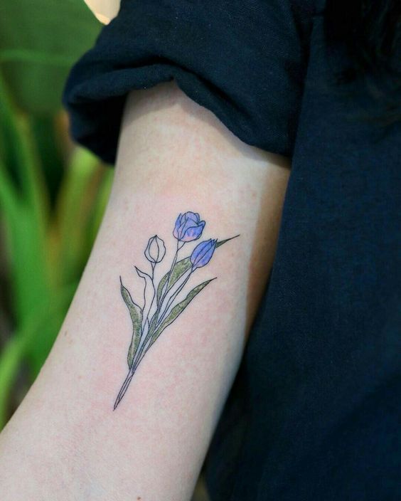 hình xăm tulip trên bắp tay luôn được các bạn gái yêu thích