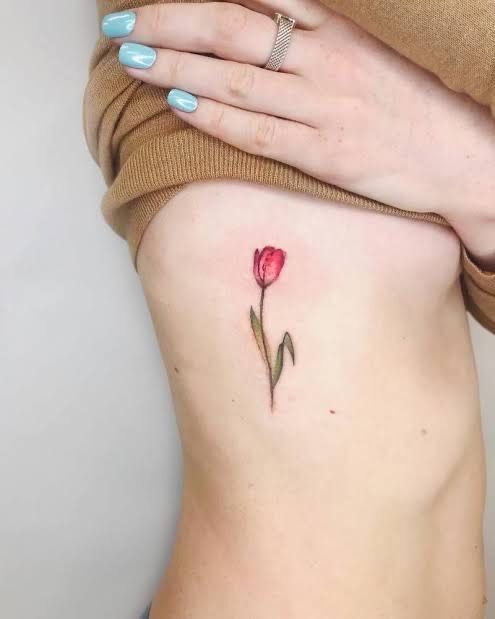 hình xăm hoa tulip bên sườn cho nữ