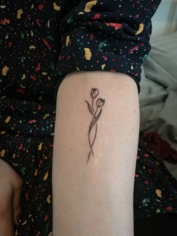 kiểu xăm tulip nhỏ xinh sau bắp tay
