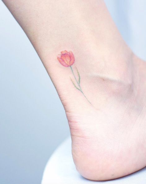 hình xăm tulip ở cổ chân đơn giản