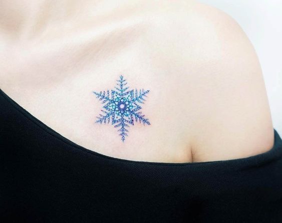 hình xăm bông tuyết mini ở ngực