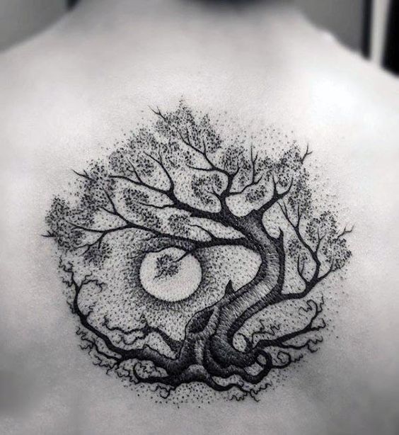 hình xăm cây và mặt trời ở lưng