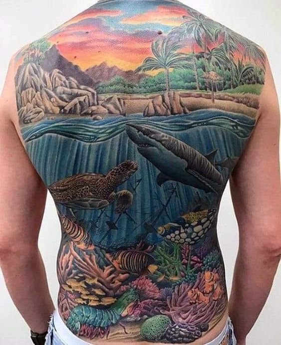hình xăm cảnh trên và dưới mặt biển kín lưng