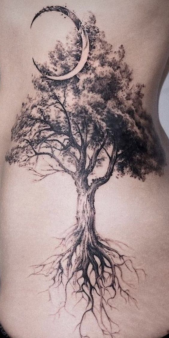 hình xăm cây và trăng ở sườn