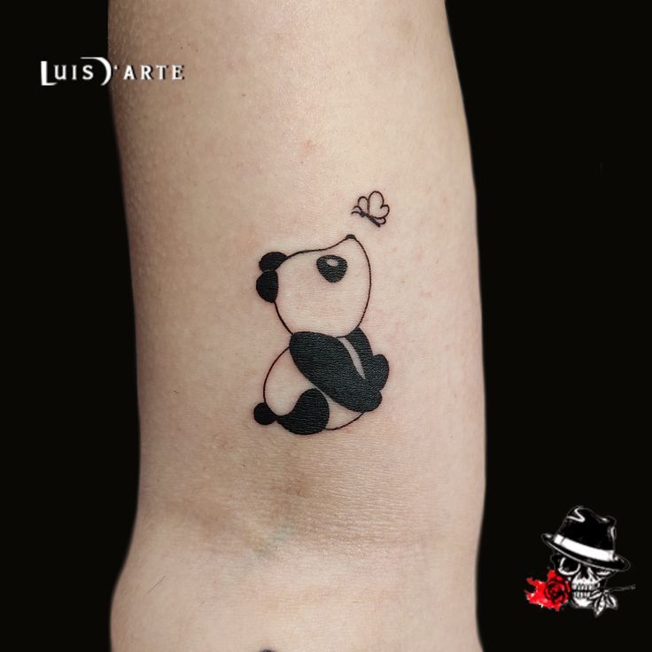 gấu trúc nhỏ đang ngắm bướm bay gấu trúc mini nhìn bướm bay