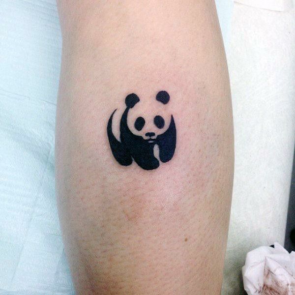 khuôn mặt gấu trúc nhỏ trên bắp chân panda mini mặt ngầu ở bắp chân