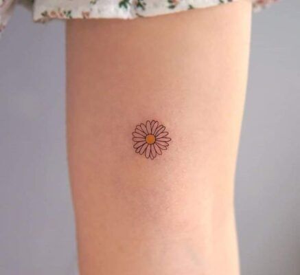 mẫu hình xăm cúc họa mi nhỏ xinh trên đùi