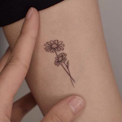 phong cách tattoo hoa cúc mini tối giản