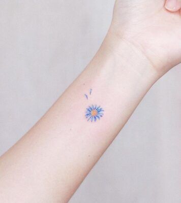 mẫu tattoo hoa cúc mini màu xanh nổi bật