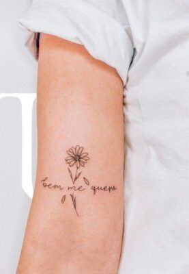 mẫu tattoo hoa cúc và chữ mini ý nghĩa