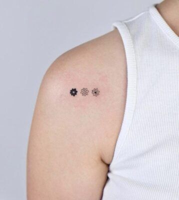 mẫu hình xăm 3 hoa cúc nhỏ trước vai