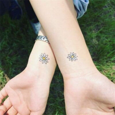 mẫu tattoo hoa cúc mini với bạn thân