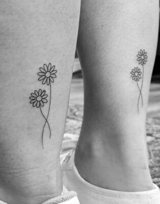 ý tưởng tattoo hoa cúc hai bên cổ chân