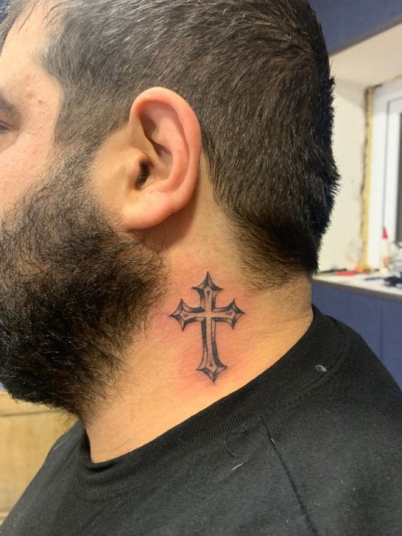 cực phong cách với kiểu tattoo thánh giá trên cổ