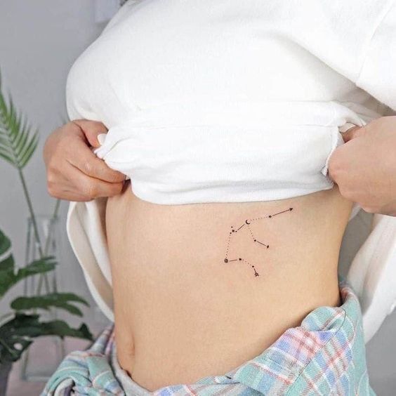 hình xăm biểu tượng cung bảo bình ở dọc sườn cho nữ