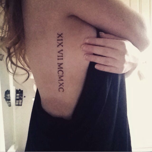tattoo chữ la mã bên hông cho nữ