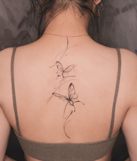 Cánh bướm rung rinh trên lưng cánh bướm đêm phảng phất trên lưng