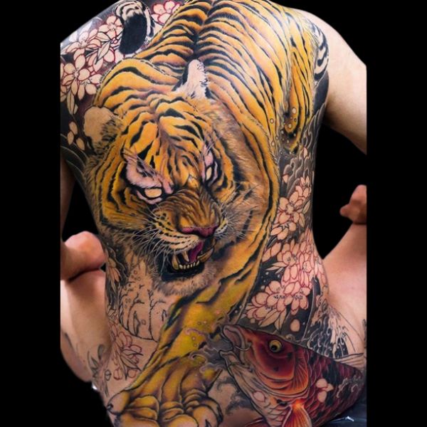 Tattoo hổ nhật cổ kín lưng