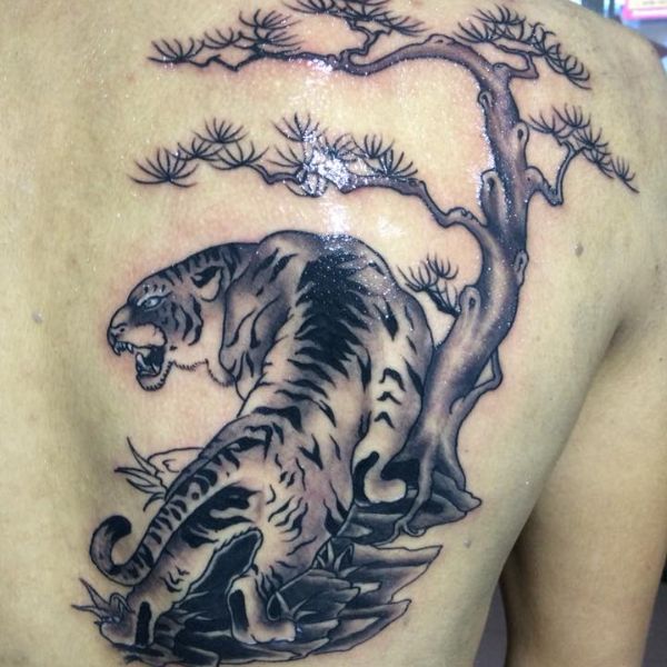 Tattoo hổ một bên lưng