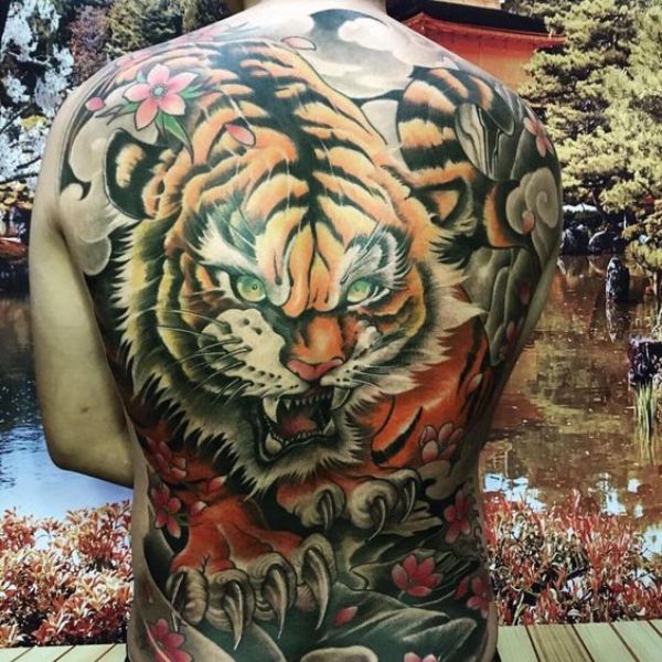 Tattoo hổ và hoa anh đào