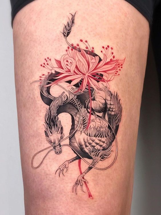hình xăm rồng đơn sắc và hoa loa kèn nhện đỏ trên đùi 200+ hình xăm rồng mang phong cách nhật cổ đến tả thực cực đẹp - Genztattoo