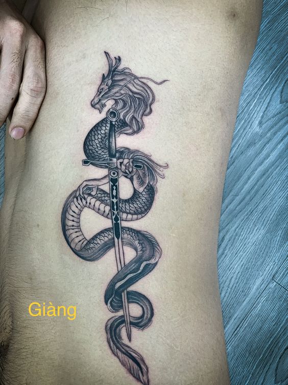 hình xăm rồng đơn sắc và thanh kiếm bên hông 200+ hình xăm rồng mang phong cách nhật cổ đến tả thực cực đẹp - Genztattoo